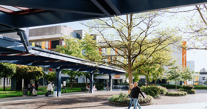 Vorplatz UKA Hauptgebäude 