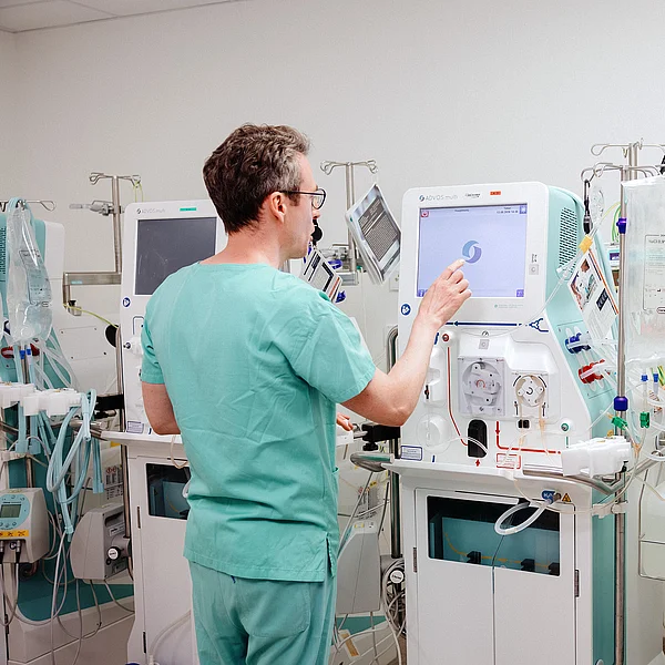 Ärztliches und pflegerisches Team bei der Versorgung an einem Intensivarbeitsplatz im Zentrum für Intensivmedizin (ZIT) am Universitätsklinikum Augsburg