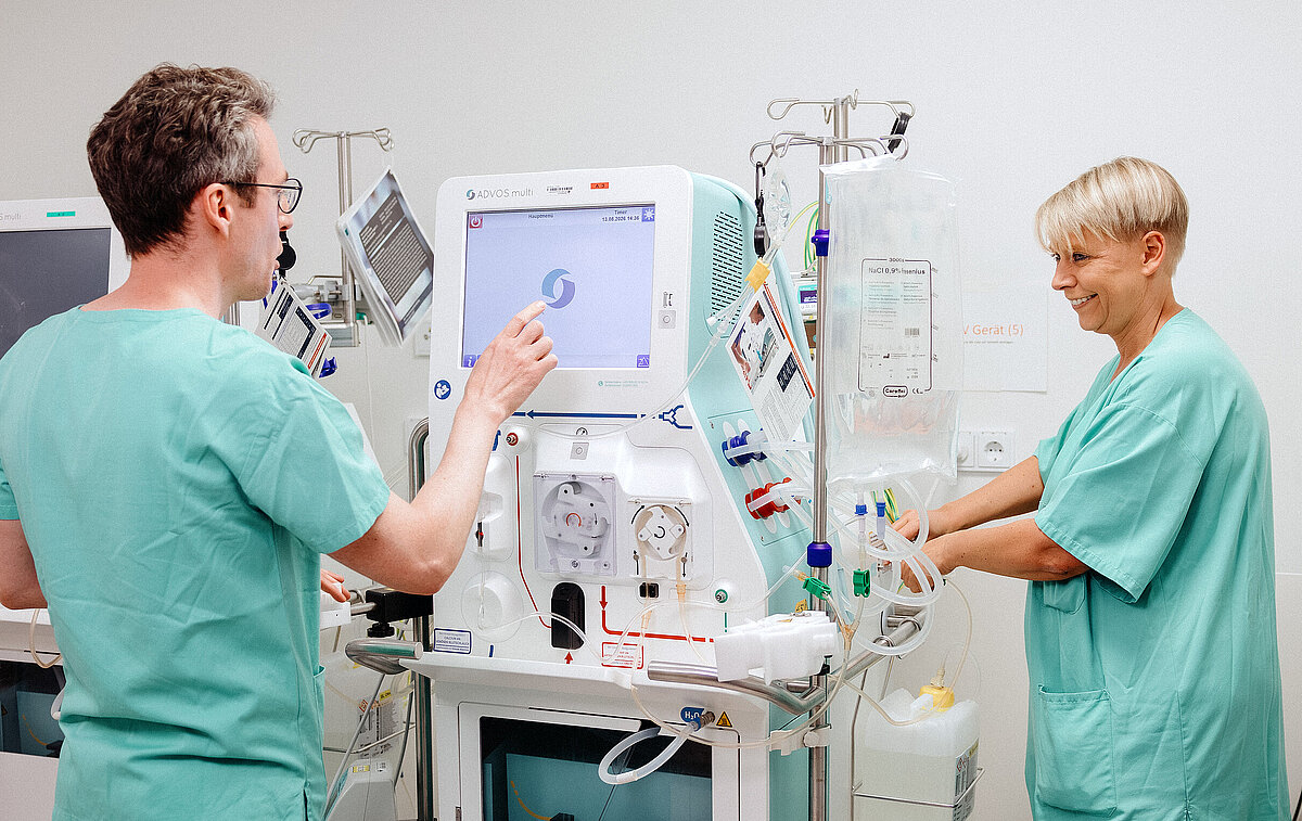 Ärztliches und pflegerisches Team bei der Versorgung an einem Intensivarbeitsplatz im Zentrum für Intensivmedizin (ZIT) am Universitätsklinikum Augsburg
