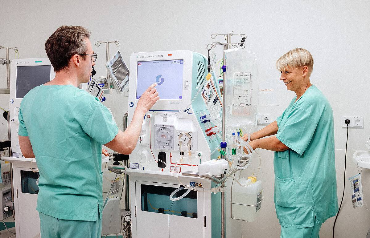 Ärztliches und pflegerisches Team bei der Versorgung an einem Intensivarbeitsplatz im Zentrum für Intensivmedizin (ZIT) am Universitätsklinikum Augsburg