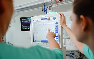 Medizinisches Personal auf einer internistischen Intensivstation im ZIT
