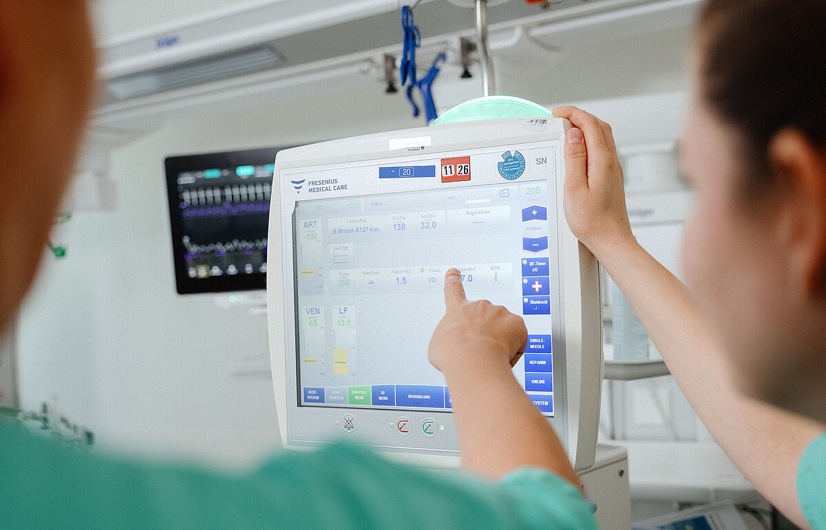 Medizinisches Personal auf einer internistischen Intensivstation im ZIT