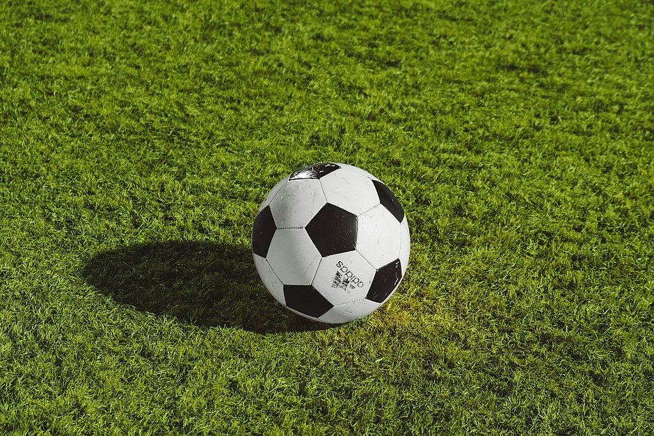 Fußball auf grüner Wiese